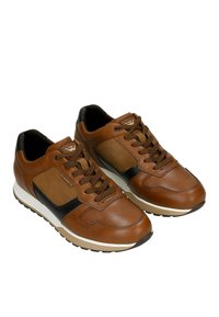 Sneaker in pelle marrone con dettagli in suede, finiture nere, punta rotonda e suola in gomma testurizzata. Presenta chiusura con lacci e logo sulla linguetta.