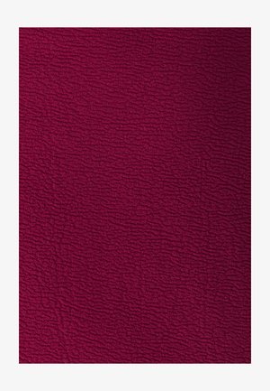 Teksturirani materijal u dubokoj bordo boji s naboranim uzorkom, mekan na dodir, s nepravilnim površinskim linijama diljem materijala.