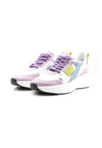 Mehrfarbige Sneakers mit lila, grünen und blauen Akzenten, glänzender Oberfläche, strukturierten Überzügen und einer dicken weißen Sohle.