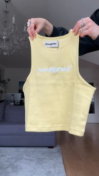 Gelbes, geripptes Tanktop mit rundem Ausschnitt und weiten Armlöchern. Auf der Vorderseite mit weißem, gesticktem "lowlights"-Logo.