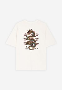 Cămașă albă cu mâneci scurte cu un dragon colorat încolăcit ținând șase boluri de tăiței și caractere asiatice sub design.