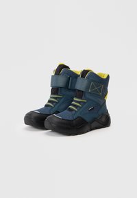 Børns vinterstøvler i mørkeblå og sorte farver med gule foringer, reflekterende striber, Velcro-stropper og tykke gummisåler.