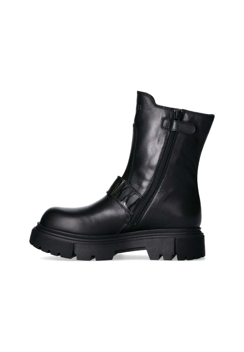 Stivale alla caviglia in pelle nera con suola in gomma spessa, zip laterale e dettaglio con cinturino. Presenta una texture liscia e una punta arrotondata.