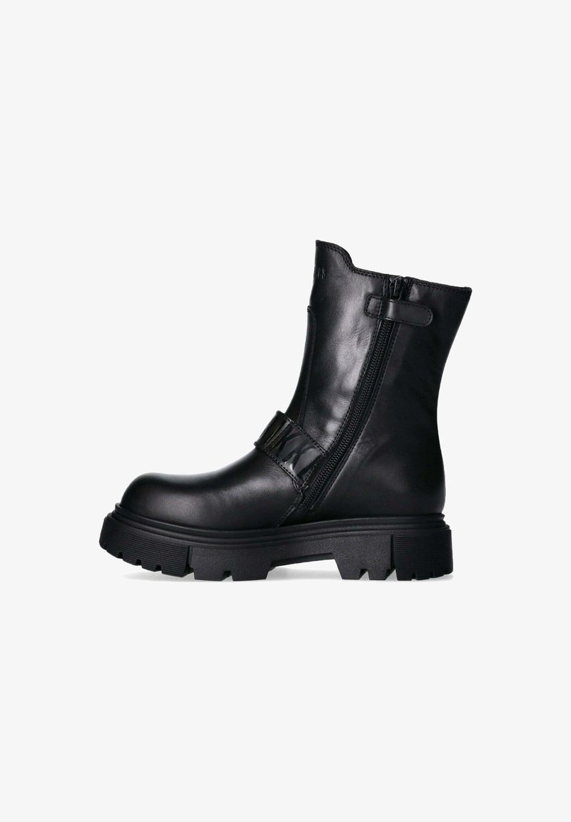 Stivale alla caviglia in pelle nera con suola in gomma spessa, zip laterale e dettaglio con cinturino. Presenta una texture liscia e una punta arrotondata.