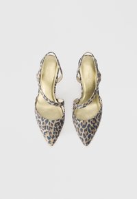 Γόβες με λεοπάρ σχέδιο και ψηλό τακούνι, με επισημάνσεις σε χρυσό και δύο λουράκια γύρω από το τόξο του ποδιού. Η υφή του υφάσματος είναι μαλακή.