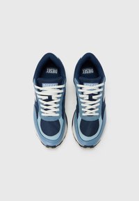 Αθλητικό παπούτσι σε ναυτικό και ανοιχτό γαλάζιο χρώμα, κατασκευασμένο από δίχτυ και συνθετικά υλικά. Λευκά κορδόνια και ετικέτα. Στρογγυλή μύτη, μαλακή σόλα και αντιθετικά πάνελ.