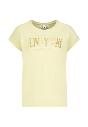 Hellgelbes T-Shirt mit kurzen Ärmeln, aufgerollten Bündchen und dem Schriftzug „SUNNY WAY brighter days“ in einem gelb-orangefarbenen Farbverlauf über der Brust.