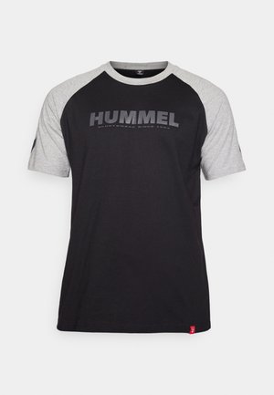 Fekete póló, kontrasztos szürke raglán ujjak, elöl nagy szürke "HUMMEL" logóval. Puha anyag, kerek nyakkivágással.