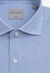 Smal-passform blå og hvid ternet skjorte med klassisk krave, plastikknapper og et mærke med teksten "DAN JOHN." Stof har et struktureret mønster.
