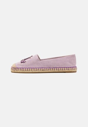 Lavendelfarbene Mesh-Espadrille mit violetten Nähten, Quasten oben und einer natürlichen gewebten Jutsohle, in Seitenansicht auf weißem Hintergrund.