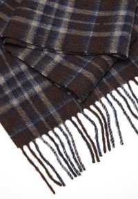 Scarf a quadri marroni, blu e crema realizzato in morbida lana, con bordi frangiati. Il tessuto ha un aspetto testurizzato e accogliente.