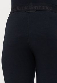 Leggings de performance noirs avec une finition texturée. Dotés d'une taille large avec un détail de logo et d'un design ajusté. Sans coutures visibles.