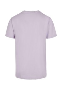 Tricou din bumbac liliachiu, cu guler rotund, mâneci scurte și croială dreaptă. Textură netedă, culoare solidă, fără modele sau grafice vizibile.