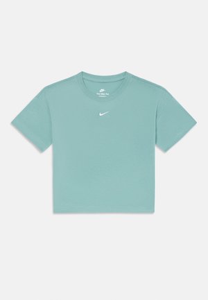 Tailliertes mintgrünes T-Shirt aus weicher Baumwolle mit kurzen Ärmeln. Verfügt über ein kleines weißes Nike-Logo auf der Brust. Rundhalsausschnitt.