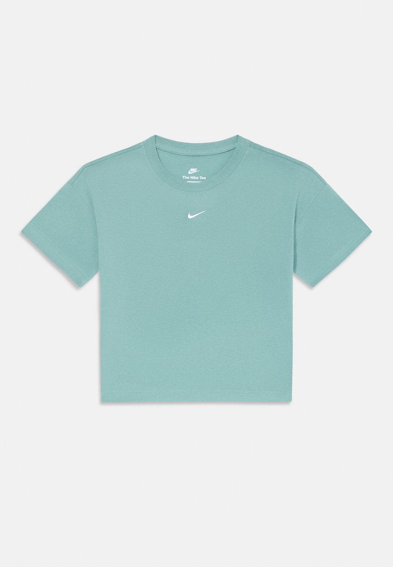 T-shirt vert menthe coupé en coton doux avec des manches courtes. Présente un petit logo Nike blanc sur la poitrine. Encolure ronde.