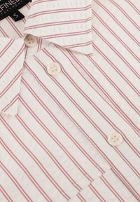 Witte overhemden met smalle rode strepen, voorzien van beige knoopsluitingen en textuurdetails. Maat gelabeld als 'S'.