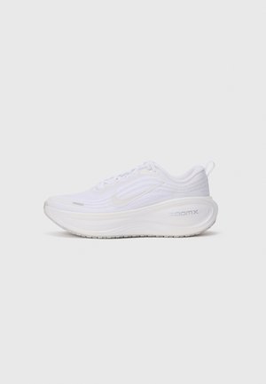 VOMERO PLUS - Laufschuh Straße - white/photon dust/metallic silver-coloured