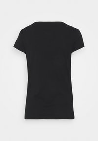 Zwarte T-shirt met korte mouwen van katoen, met een ronde halslijn en een eenvoudige, gladde textuur zonder patronen of accenten.