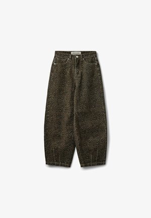 Pantalon marron foncé taille haute avec un imprimé léopard subtil, poches avant, bouton, fermeture éclair et jambes fuselées avec ourlets cousus.