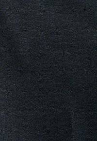 Tissu en denim foncé présentant une texture subtile, d'une couleur bleu-noir profonde et d'une finition lisse, adapté à divers usages vestimentaires.