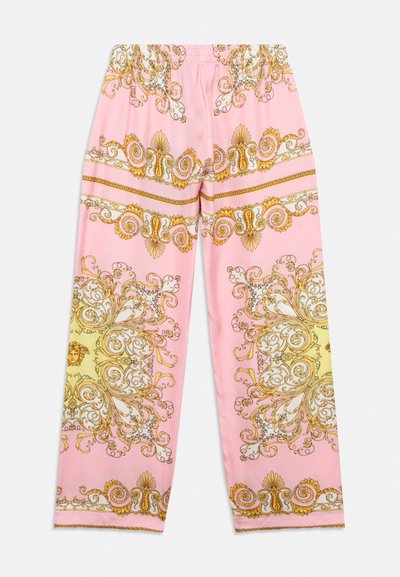 Pantalon en satin rose avec motifs baroques dorés et blancs, taille élastique et coupe jambe droite, posé à plat sur fond blanc.