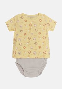Top corto amarillo de manga corta con patrones de animales y tres botones, combinado con pantalones cortos de canalé gris claro. Material de algodón suave.