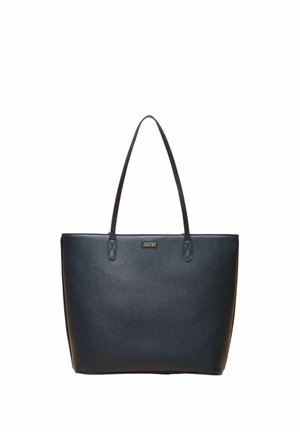 Mustast nahast käekott pikkade sangadega ja väike kuldse logoga plaat valge taustaga.