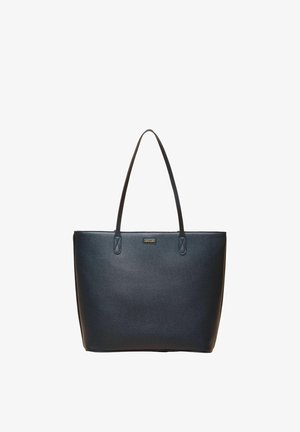 Geantă tote din piele neagră cu mânere lungi și o placă mică cu logo auriu situată în centru, aproape de partea superioară, pe un fundal alb.