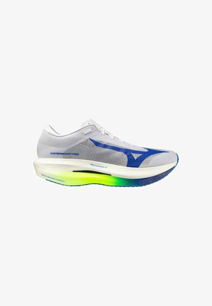 Chaussure de course blanche et bleue avec dessus respirant, semelle rembourrée présentant un dégradé du vert au bleu, et marquage "HyperWatt Pro" sur le côté.