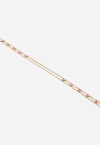 Bracelet en chaîne dorée ornée de petites pierres précieuses roses alternées, montées sur des maillons géométriques, avec une texture lisse et brillante.