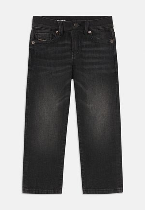 Μαύρο τζιν παντελόνι με ίσια γραμμή, διαθέτει κούμπωμα με κουμπί και φερμουάρ, πέντε τσέπες και διακριτική φθορά στο ύφασμα.