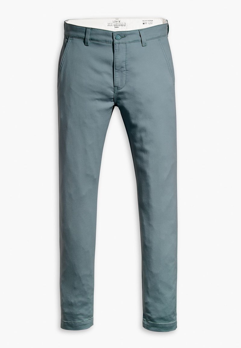 Chino slim fit en teal muted, fabriqué en coton tissé. Il dispose d'une fermeture à bouton à l'avant, de passants de ceinture et de poches standard.