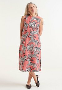 Vestido midi sin mangas en tejido coral con estampado de cebra en blanco y negro. Ligero, con un corte relajado y dobladillo liso.