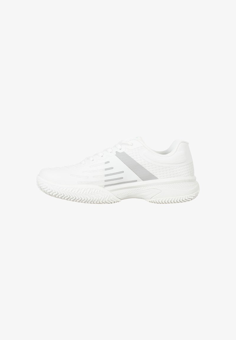 Baskets blanches pour hommes avec semelle texturée, fermeture à lacets, et design à rayures grises sur le côté.