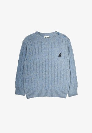 Hellblauer Strickpullover mit Kabelmuster, rundem Ausschnitt und zwei Knöpfen an der Schulter; mit einem kleinen schwarzen Segelboot-Emblem.
