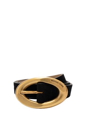 Czarny zamszowy pasek z owalną klamrą w złotym odcieniu, z wygrawerowanym napisem "MICHAEL KORS" w prawym górnym rogu.