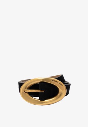 Zwarte suède riem met een ovale gesp in goudkleur, gegraveerd met "MICHAEL KORS" aan de rechterbovenkant.