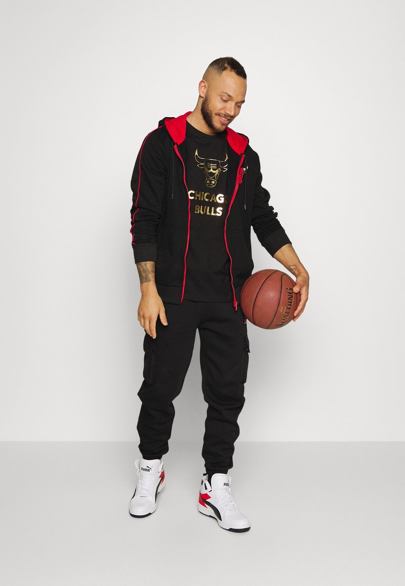 Herren Shirts | New Era CONTRAST HOOD FULL ZIP HOODY CHICAGO BULLS Kapuzenpullover black/schwarz - OY57780 Herren Shirts | New Era CONTRAST HOOD FULL ZIP HOODY CHICAGO BULLS Kapuzenpullover black/schwarz - OY57780
