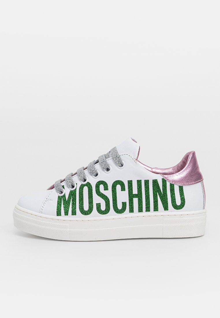 Sneaker bianca con lettering verde glitter "MOSCHINO", lacci argentati e accento sul tallone rosa lucido. Suola piatta in gomma, punta arrotondata, design casual.