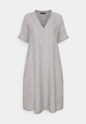 Lysegrå knælængde hørkjole med korte opkrøllede ærmer og V-hals, vist på hvid baggrund.