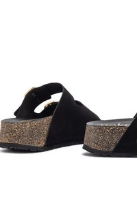 Sandali platform neri in suede con base in sughero, caratterizzati da un design a taglio unico e delicate finiture dorate vicino alle cinghie.