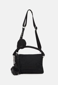 Schwarze, gequiltete Stoff-Crossbody-Tasche mit einem geflochtenen Griff, abnehmbarem Tragegurt und einem runden, mit Reißverschluss versehenen Beutel, der an der Seite befestigt ist.