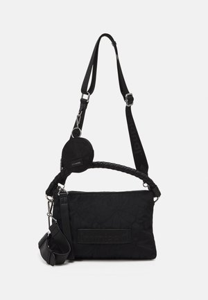 Schwarze, gequiltete Stoff-Crossbody-Tasche mit einem geflochtenen Griff, abnehmbarem Tragegurt und einem runden, mit Reißverschluss versehenen Beutel, der an der Seite befestigt ist.