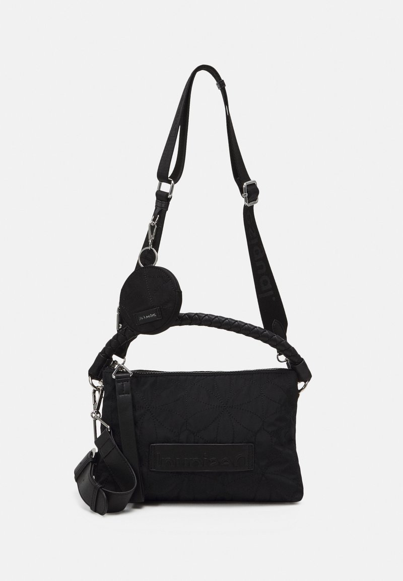 Schwarze, gequiltete Stoff-Crossbody-Tasche mit einem geflochtenen Griff, abnehmbarem Tragegurt und einem runden, mit Reißverschluss versehenen Beutel, der an der Seite befestigt ist.