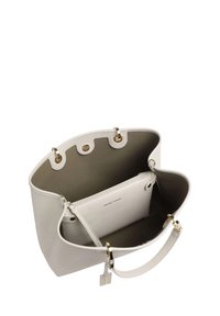 Borsa tote in pelle grigia chiara con forma strutturata, dotata di hardware dorato, chiusura a scatto superiore e piccolo sacchetto staccabile all'interno.
