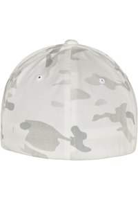 Hvid baseball cap med et lys gråt camouflagemønster, lavet af stof med en glat tekstur. Har seks broderede ventilationshuller.