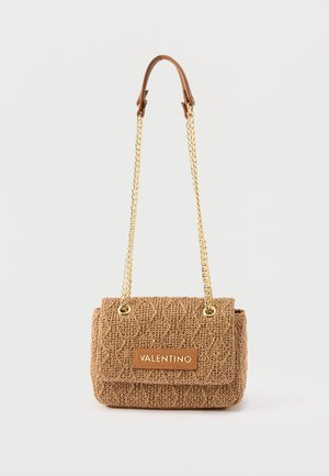 Sac à bandoulière Valentino beige en tissu tissé avec motif matelassé, bandoulière chaîne dorée et fermeture à rabat avant avec patch logo Valentino.