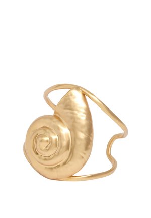 Pulsera de metal dorado con forma de caracola espiral y diseño de banda abierta y curva.