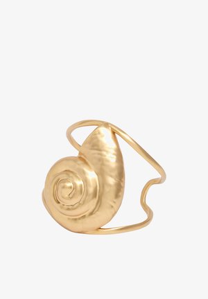 Pulsera de metal dorado con forma de caracola espiral y diseño de banda abierta y curva.