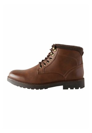Brauner Lederstiefelette mit Schnürung vorne, gepolstertem Kragen und robuster schwarzer Sohle, von der Seite auf weißem Hintergrund gezeigt.